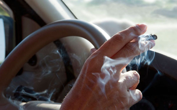 خطورة التدخين أثناء القيادة